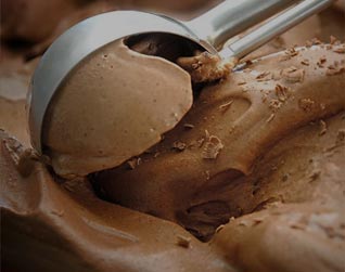 concha pegando sorvete de chocolate